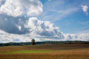 paisajes letones de verano con nubes foto