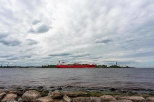 vistas de los alrededores de riga desde daugava foto