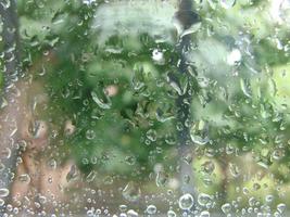 días de lluvia gotas de lluvia en la superficie de la ventana foto