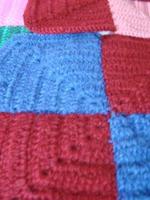 textura de ganchillo, patrón de cuadrados coloridos. cuadrados tejidos a crochet foto