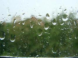 días de lluvia gotas de lluvia en la superficie de la ventana foto