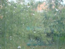 días de lluvia gotas de lluvia en la superficie de la ventana foto