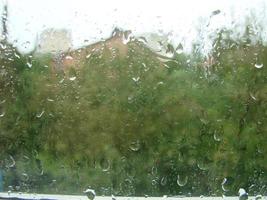 días de lluvia gotas de lluvia en la superficie de la ventana foto