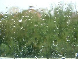 días de lluvia gotas de lluvia en la superficie de la ventana foto