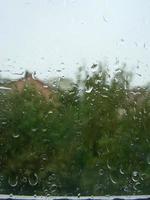 días de lluvia gotas de lluvia en la superficie de la ventana foto