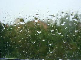 días de lluvia gotas de lluvia en la superficie de la ventana foto