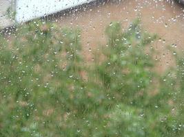 días de lluvia gotas de lluvia en la superficie de la ventana foto