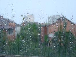 días de lluvia gotas de lluvia en la superficie de la ventana foto