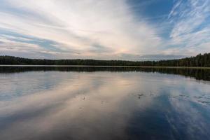 paisajes del lago letón en verano foto