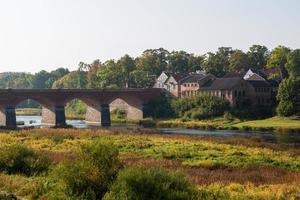 ciudad de kuldiga y cascada de ventas foto