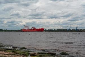 vistas de los alrededores de riga desde daugava foto