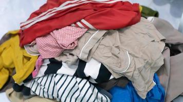 montón de ropa sucia para la lavandería foto