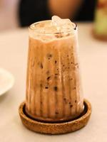 vista panorámica de un vaso de café helado con leche cremosa. bebida de café frío con hielo. foto