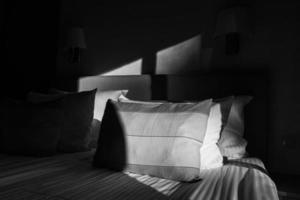 sombras en las almohadas foto