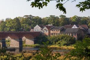 ciudad de kuldiga y cascada de ventas foto