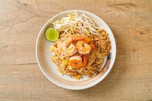 fideos salteados con camarones y brotes o pad thai foto