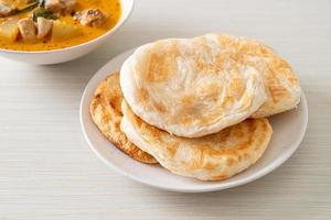 sopa de pollo al curry con roti foto