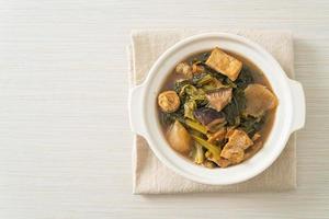 Guiso de verduras chino con tofu o sopa mezcla de verduras foto