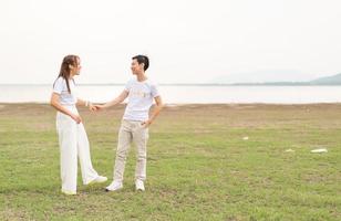 feliz joven pareja asiática en camiseta de novia y novio foto