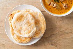 sopa de pollo al curry con roti foto