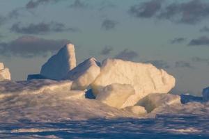 derivas de hielo en el mar báltico foto