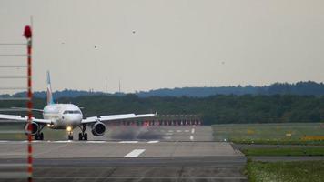dusseldorf, alemanha, 22 de julho de 2017 - eurowings airbus 319 d abgp taxiando após o pouso. aeroporto de dusseldorf, alemanha video