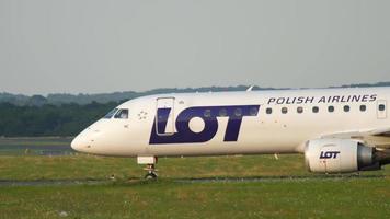 dusseldorf, alemania 21 de julio de 2017 - muchas aerolíneas polacas embraer erj 195lr sp lne rodando hasta el inicio al atardecer. aeropuerto de düsseldorf video