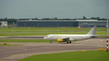 amsterdam, pays-bas 29 juillet 2017 - vueling airbus a320 ec jzi roulant avant le départ, klm boeing 737 en position de départ avant le départ . aéroport de schiphol, amsterdam, hollande video