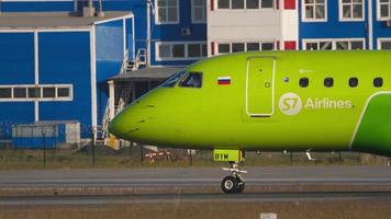 novosibirsk, ryska federation juni 17, 2020 - s7 flygbolag embraer 170 su vq bym taxning till Start placera innan avresa. tolmachevo flygplats, novosibirsk. video
