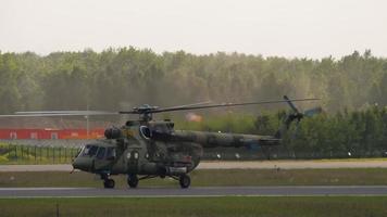 novosibirsk, russie 17 juin 2020 - l'hélicoptère militaire mi 8 roule sur la piste. video