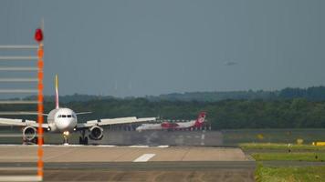 dusseldorf, alemanha, 23 de julho de 2017 - avião iberia taxiando para o terminal após pousar no aeroporto internacional de dusseldorf