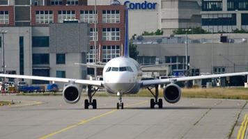 Frankfurt ben hoofd, Duitsland juli 17, 2017 - passagier luchtbus 320 lufthansa taxiën de taxi weg Bij Frankfurt luchthaven, Duitsland fr. kuip dichtbij omhoog, kant visie video