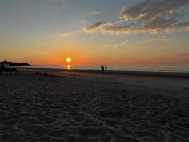 fotografía de puesta de sol en la playa, foto de naturaleza, hermoso paisaje, archivo jpg de paisaje, nubes arena personas