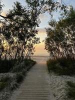 fotografía de puesta de sol en la playa, foto de naturaleza, hermoso paisaje, archivo jpg de paisaje, nubes arena personas