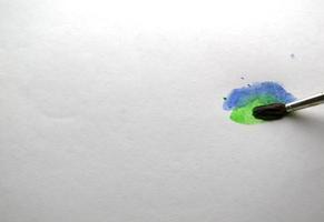 el pincel dibuja pintura de acuarela azul y verde. foto