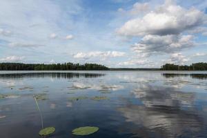 paisajes del lago letón en verano foto