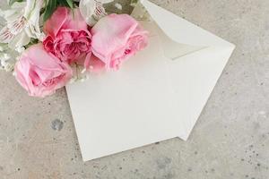 concepto de san valentín, día de la madre o de la mujer. flores de primavera, en blanco para postal. Bosquejo foto