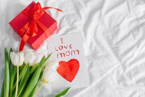 tulipanes blancos, regalo, tarjeta de felicitación para vacaciones. concepto del día de la mujer, día de la madre foto