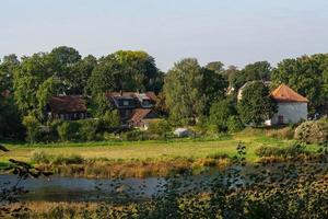 ciudad de kuldiga y cascada de ventas foto