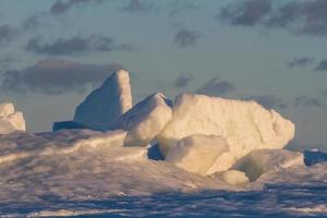 derivas de hielo en el mar báltico foto