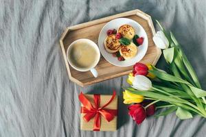 vista superior en el desayuno de vacaciones. día de la madre, 8 de marzo, concepto de día de san valentín. deliciosa rama foto