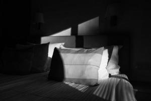 sombras en las almohadas foto