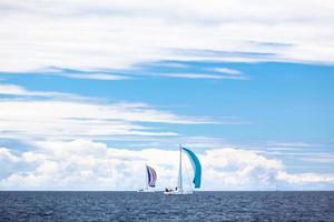 regata de yates en el mar adriático con tiempo ventoso foto