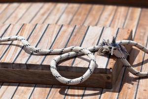 cuerda en la cubierta de un barco de madera foto