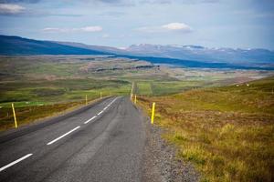 carretera a través del paisaje islandés foto