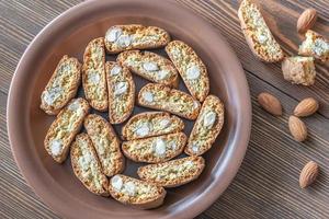 galletas cantuccini en el plato foto