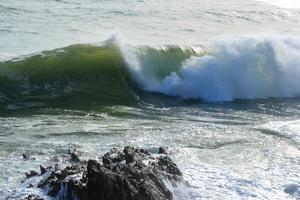 olas del mar aplastando las rocas 7 foto