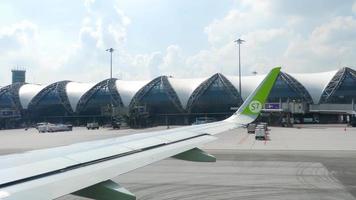 bangkok, tailandia, 14 de noviembre de 2018 - aviones en la plataforma del aeropuerto de subvarnabhumi, vista desde el avión de rodaje video