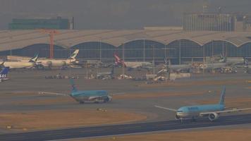 hong Kong november 10, 2019 - Koreaans lucht boeing 777 hl7784 vertrek van hong Kong video