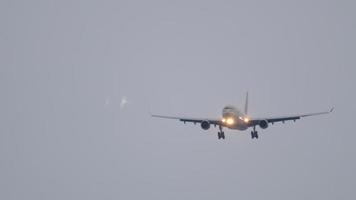 l'avion de passagers vole pour atterrir un jour nuageux gris. avion de ligne arrive, s'approchant pour l'atterrissage. concept de tourisme et de voyage